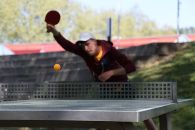 Tischtennis-Match im Freien